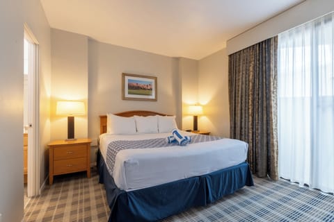 Unit with Queen or King size bed. Exact unit will be assigned upon arrival. Views, colors and decor may vary.