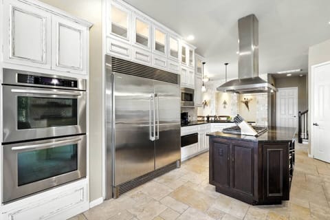 Chef's kitchen - Huge refridgerator