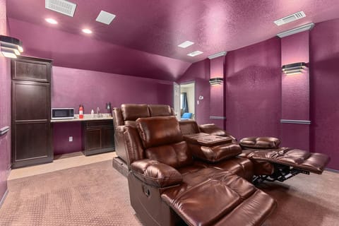 Oh and is that a popcorn station i see back there? YEs it is! and it's got a wash station just incase you accidentally spill the butter on your shirt.