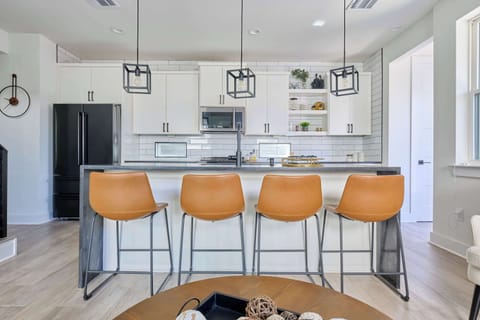 Fully-equipped kitchen with bar seating