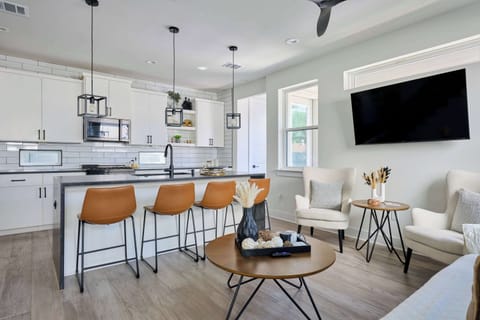 Experience the best of Austin in this modern style home, just minutes from downtown, the airport, and Barton Creek Greenbelt. With 3 bedrooms, 3 full bathrooms, a fully-equipped kitchen, and washer/dryer, it’s perfect for families or groups.