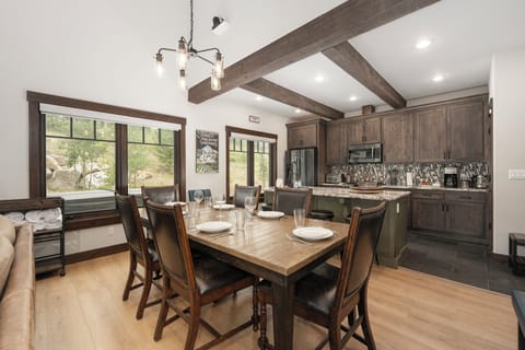 SWP 220 Quill Court dining area