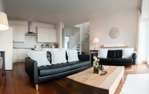 Living area with two sofas and a coffee table