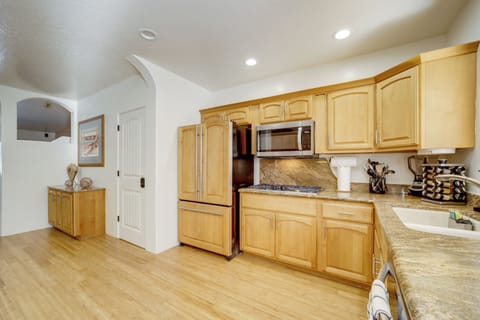 Kitchen | 1st Floor | Keurig Coffee Maker | Ninja Blender | 4-Slice Toaster