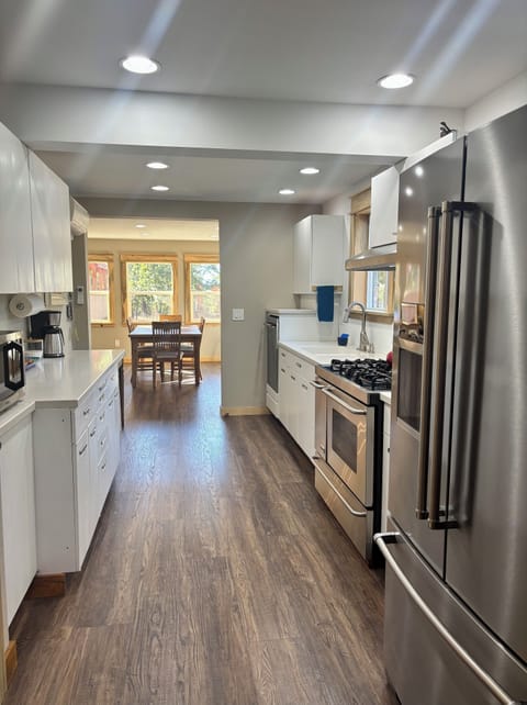 Fully equipped kitchen 1