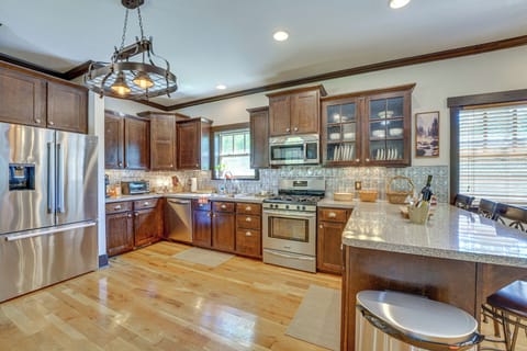 Kitchen | Dining Table | Dishware/Flatware