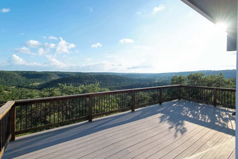 Step onto the balcony and take in sweeping views of Canyon Lake and the Hill Country—a peaceful spot for morning coffee or evening sunsets.