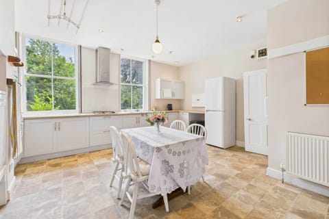 Thorneville House, Knaresborough - Host & Stay