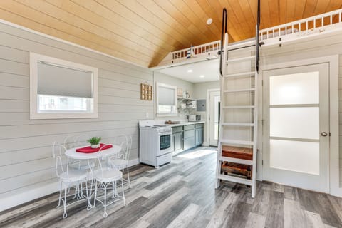 Dining Area | Dishware/Flatware Provided | Main Level