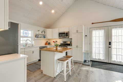 Kitchen | Trash Bags/Paper Towels | Main Level