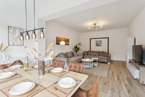 Ein heller Essbereich mit großem Tisch, eleganter Dekoration lädt zu gemeinsamen Mahlzeiten in gemütlicher Atmosphäre ein.