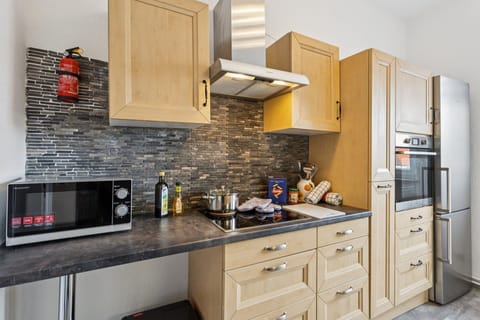 Die helle, voll ausgestattete Küche mit modernem Design und gemütlicher Sitzecke bietet alles, was man zum Kochen und Genießen braucht.