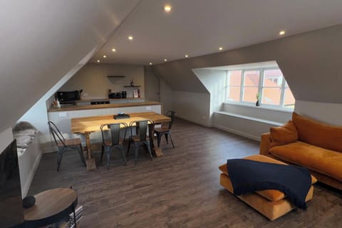 Open plan lounge/dining/kitchen