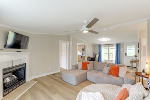 Living Room | Smart TV | Central Air Conditioning/Heat