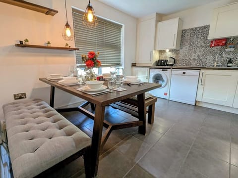 Fully equipped kitchen including dishwasher, washer/dryer, oven & hob and microwave