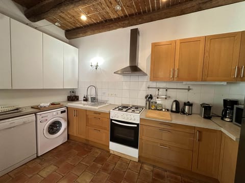 kitchen, microwave, toaster, kettle, coffee machine, oven, dishwasher, kitchenware, washing machine