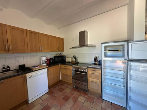 kitchen, dishwasher, fridge, freezer, kettle, toaster, oven, coffee machine, microwave, cooker hood