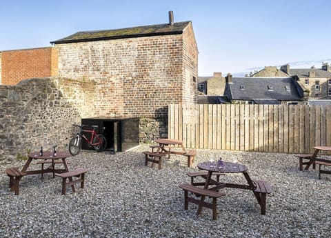 Castle Street Apartments Courtyard