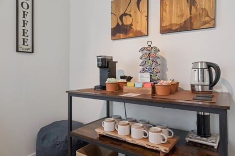 Start your day in style at Varsity Alfresco—our industrial-chic morning nook features a high-top table, bike-pedal stools, and a stocked coffee station. Comfort and connection near Notre Dame.