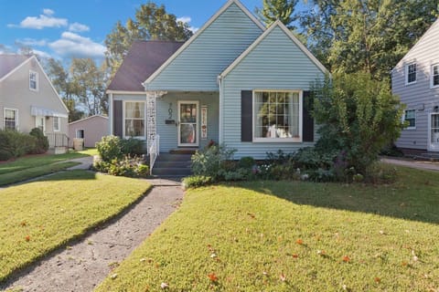 Your home away from home—our South Bend guest retreat is nestled on Angela Blvd with style, warmth, and family-friendly charm. Minutes from Notre Dame, perfect for game weekends.