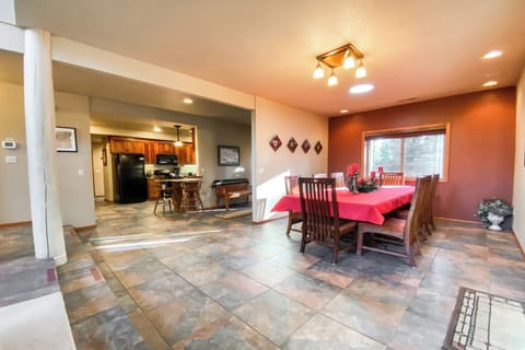 Pioneer 1, Dining and Kitchen