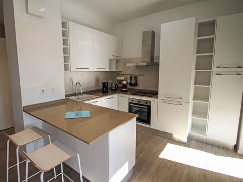 Shrub, Garden, Yard, Landscaping, Driveway, Villa, Hacienda, Farmhouse, Balcony, Eco Hotel