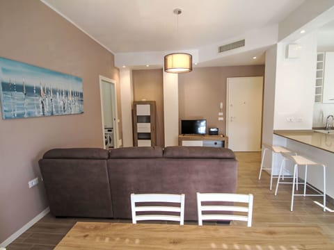 Shrub, Garden, Yard, Landscaping, Driveway, Villa, Hacienda, Farmhouse, Balcony, Eco Hotel