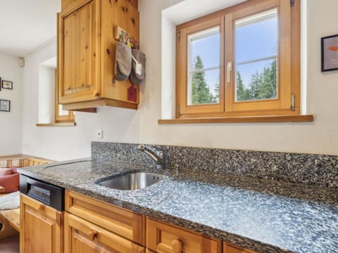 Countertop, Natural Material, Cabinetry, Wood Stain, Granite, Kitchen, Tap, Sink, Hardwood, Tile