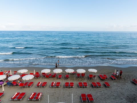 Body Of Water, Beach, Sea, Coastal And Oceanic Landforms, Coast, Horizon, Umbrella, Ocean, Outdoor Furniture, Shore