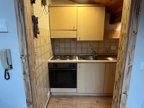 Wood, Flooring, Floor, Room, Cabinetry, Wood Stain, Sink, Plumbing Fixture, Hardwood, Ceiling