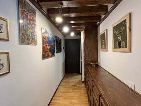 Wood Flooring, Flooring, Wall, Floor, Wood, Ceiling, Interior Design, Picture Frame, Laminate Flooring, Art Exhibition