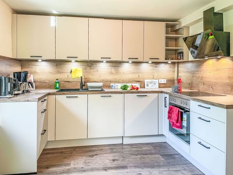 Kitchen Appliance, Kitchen, Major Appliance, Countertop, Cabinetry, Interior Design, Wood, Flooring, Furniture, Home Appliance