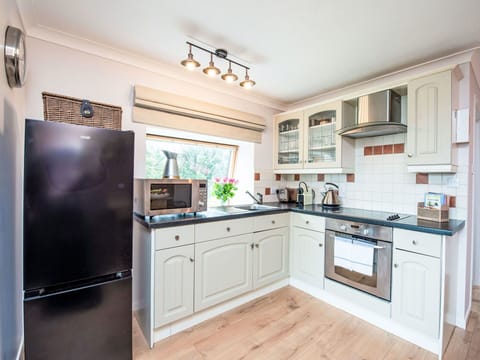 Apartment, Estate, Yard, Lawn, Landscaping, Balcony, Villa