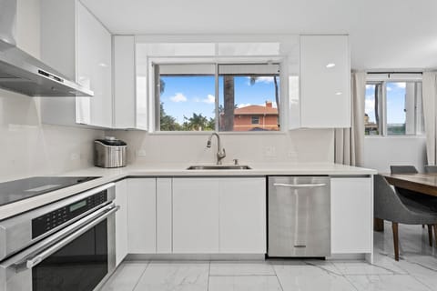 Fully Equipped Modern Kitchen Perfect for Convenient Meal Preparation