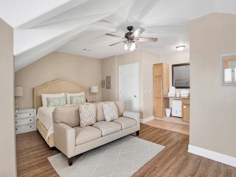 Fifth Bedroom, Fourth Floor - King