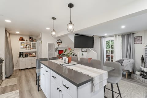 Indoors, Home Decor, Furniture, Living Room, Lamp