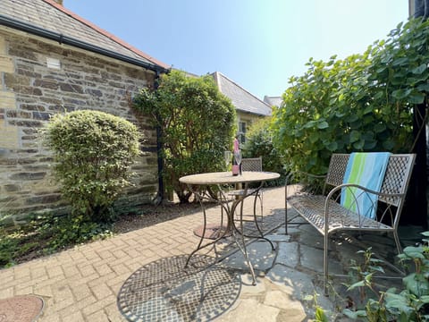 Rear seating area Heather House Holiday Cottage, Padstow, North Cornwall