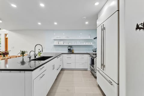 Modern, fully equipped kitchen