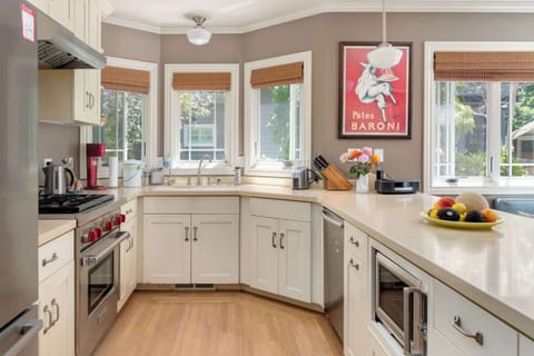 Now let's check out the kitchen again ...