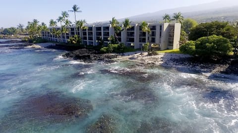 Kona Bali Kai is located right next to the famous Banyans Surf Spot, known for its consistent waves and as the home break of legendary big wave surfer Shane Dorian.