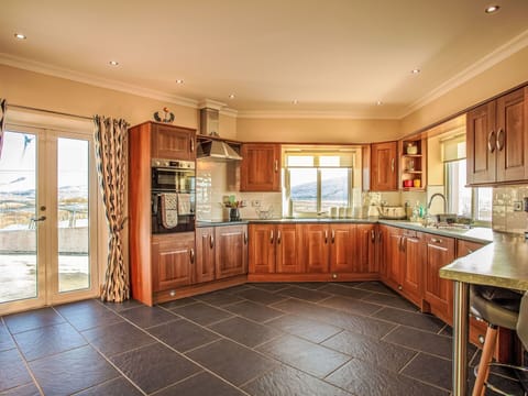 Mountainous Landforms, Snow, Mountain, Town, Winter, Mountain Range, Glacial Landform, Freezing, Hill Station, Slope