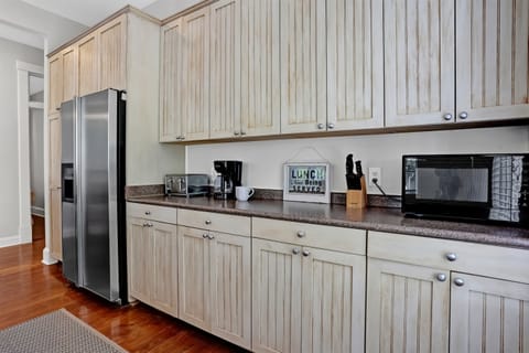 Whether you dine in or order takeout, this kitchen is ready for every meal.