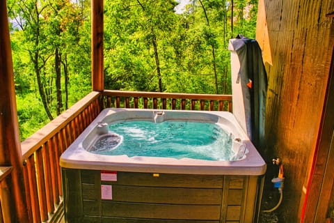 Private hot tub to unwind