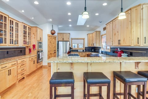 Kitchen | Main Level