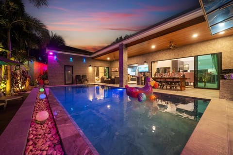 Noi's Villa - tropical oasis with pool and maid (15031)