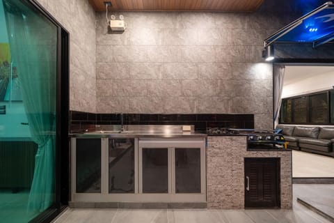 Noi's Villa - tropical oasis with pool and maid (15032)