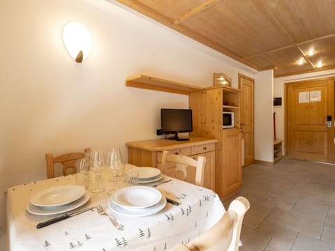 Wood, Ceiling, Interior Design, Flooring, Cabinetry, Home, Floor, Room, Hardwood, Apartment