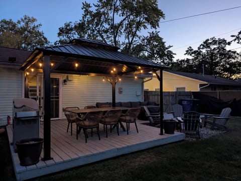 Gather around the gas or wood fire pit for s'mores and sunset after a day at the beach. The perfect way to end your Lake Michigan adventure!
