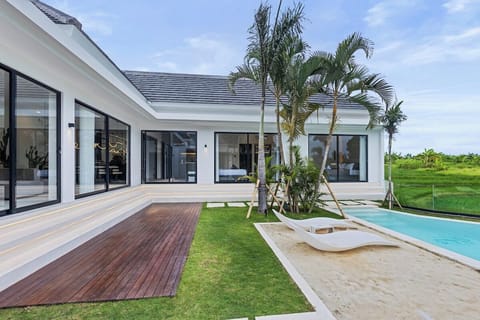 Step into tranquility at -Villa Luwa and relax on your private balcony—a peaceful retreat with stunning views of Bali’s natural beauty. Soak up the sun and unwind in serenity. #Villa Luwa