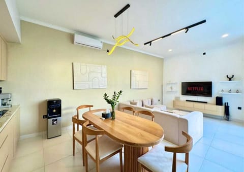 Villa Ranakah’s dining room is where memories are made—a vibrant space to gather with friends, toast to good times, and savor delicious meals, all surrounded by the charm of Bali. Here’s to unforgettable moments! #Villa Ranakah